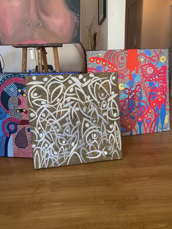 Détail de la texture et de la technique des points sur une toile abstraite par Sylvie Agbessi