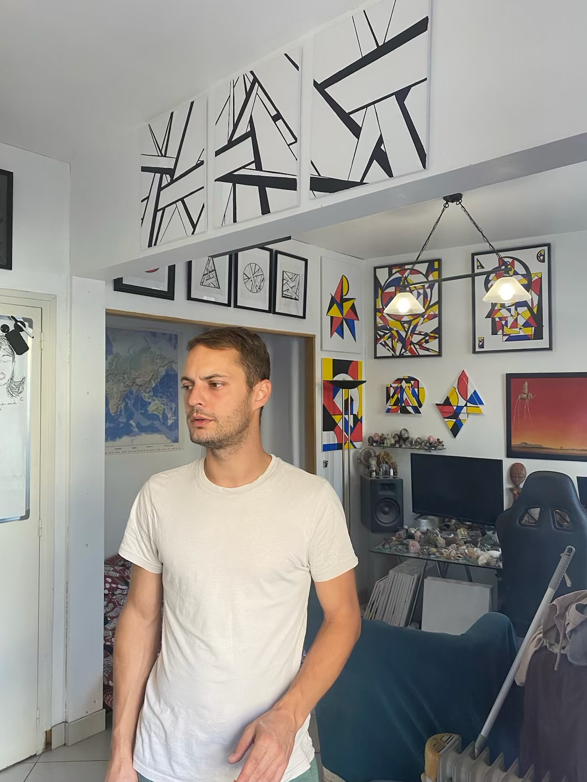 Brice Girardclos travaillant sur une toile géométrique dans son atelier